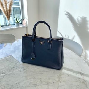 Prada Saffiano tote medium crossbody